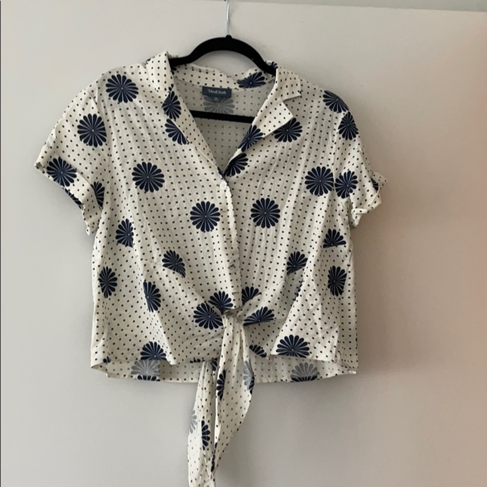Cropped linen Tie Front shirt